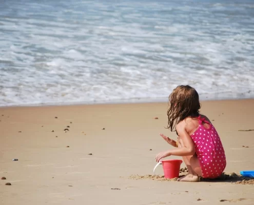 Девочка на сицилийском пляже